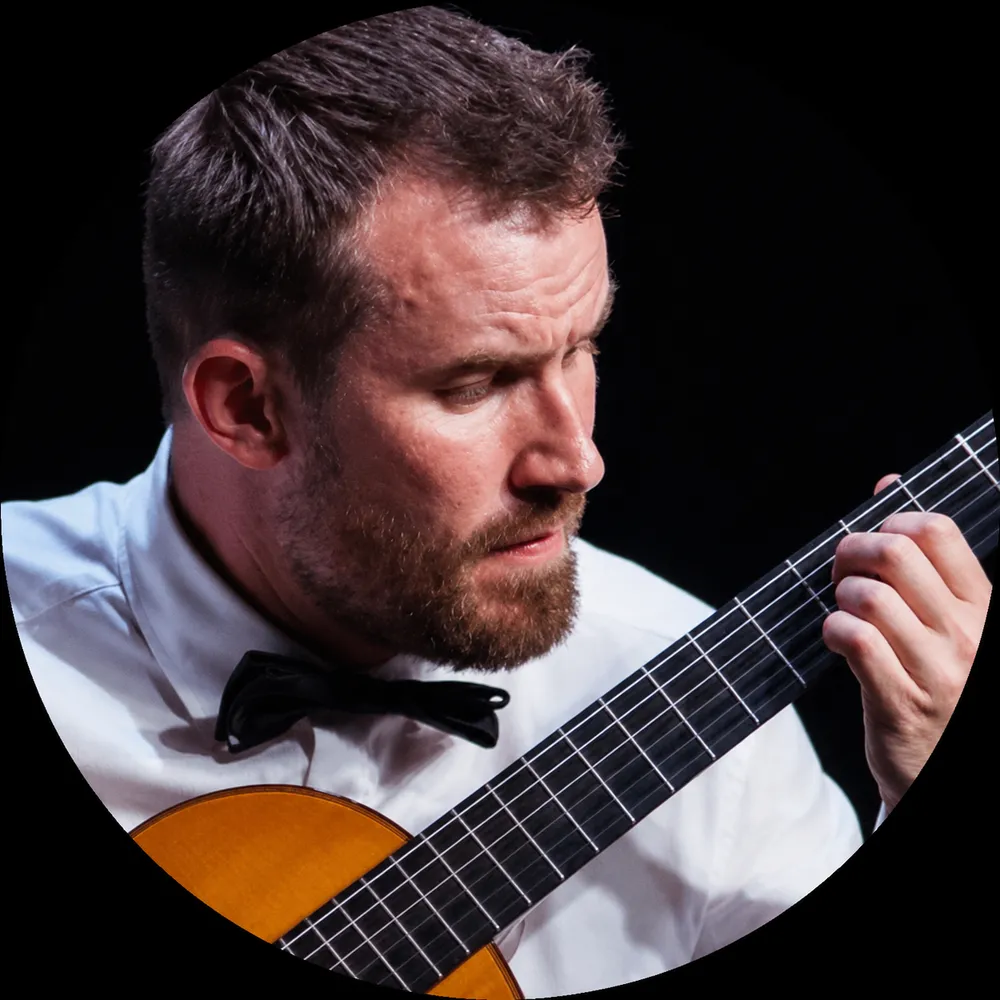 Tomasz Modranka grający na gitarze klasycznej
