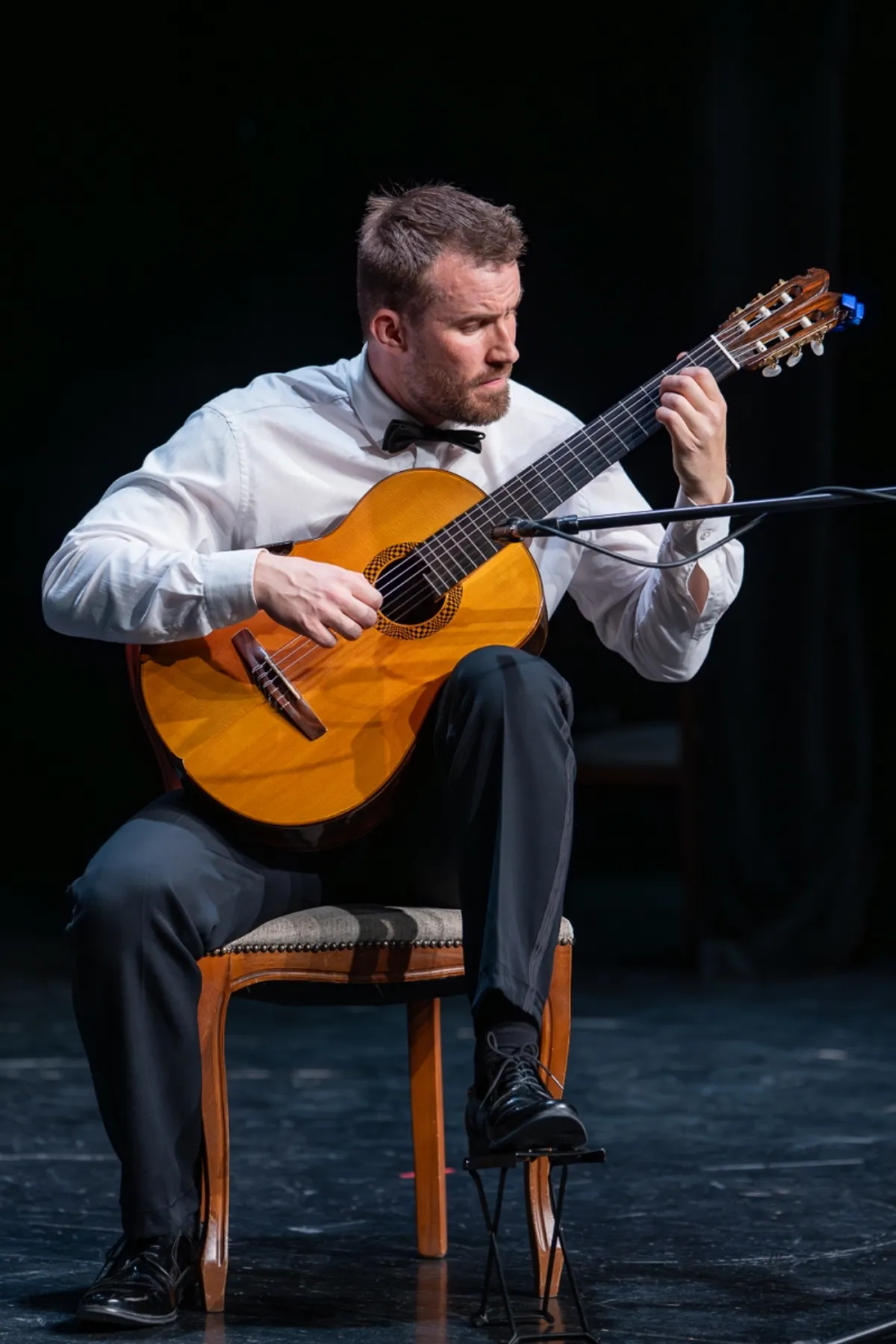 Tomasz Modranka z gitarą klasyczną